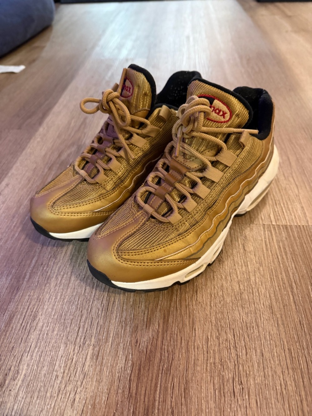 Women’s Nike Air Max 95 Metallic Gold - Picture 4 of 5
